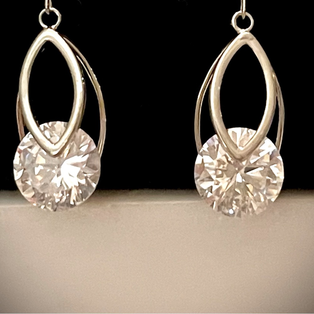 Diamond simulant  Earrings - Picture 4 of 4